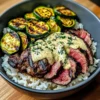 Gegrillte Steak-Schüssel mit Sauce und gegrilltem Zucchini-Genuss