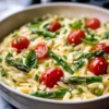 Gesunde gebackene Feta-Orzo