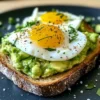 Avocado-Toast mit pochiertem Ei für dein Frühstück