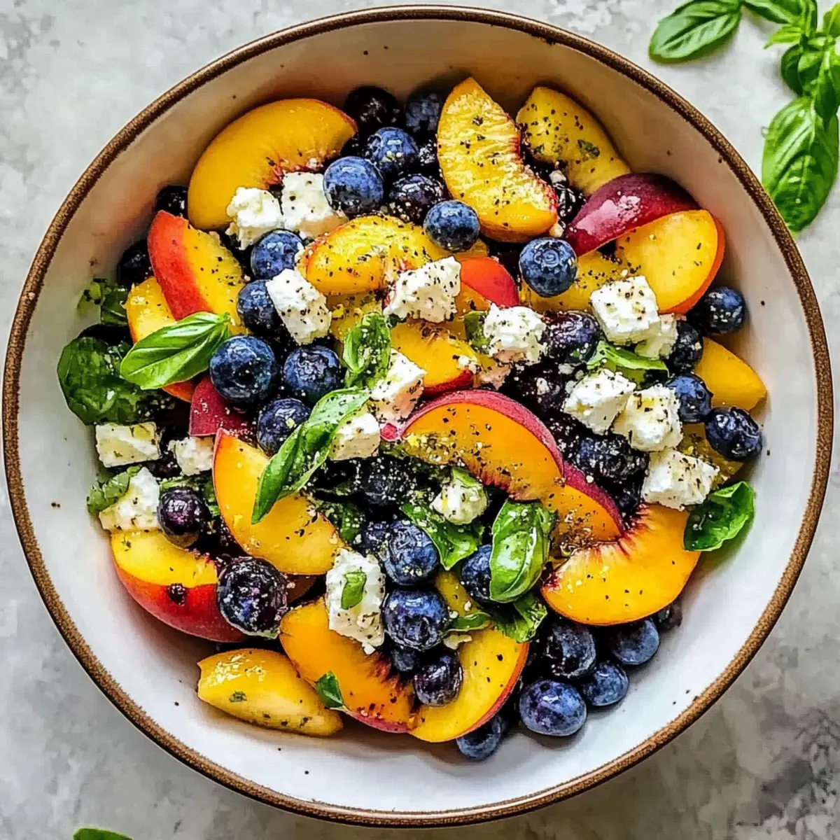 Blaubeere Pfirsich Feta Salat Rezept Zutaten: - 2 Tassen Blaubeeren - 2 Pfirsiche, gewürfelt - 150 g Feta-Käse, zerbröselt - 1 Tasse baby Spinat - 1/2 Tasse Walnüsse, grob gehackt - 3 Esslöffel Olivenöl - 1 Esslöffel Honig - 1 Esslöffel Apfelessig - Salz und Pfeffer nach Geschmack Anleitung: 1. In einer großen Schüssel Blaubeeren, Pfirsiche, Feta, Spinat und Walnüsse vermengen. 2. In einer kleinen Schüssel Olivenöl, Honig, Apfelessig, Salz und Pfeffer vermischen. 3. Das Dressing über den Salat gießen und gut vermengen. 4. Sofort servieren.