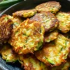 Käse Zucchini Puff Rezept Zutaten: - 2 mittelgroße Zucchini - 1 Teelöffel Salz - 1 Tasse geriebener Käse - 1/2 Tasse Mehl - 2 Eier - 1/4 Teelöffel Pfeffer - 1/4 Teelöffel Knoblauchpulver - Öl zum Braten Anleitung: 1. Zucchini raspeln und mit Salz bestreuen. 10 Minuten stehen lassen. 2. Zucchini gut ausdrücken, um überschüssige Flüssigkeit zu entfernen. 3. In einer Schüssel Zucchini, Käse, Mehl, Eier, Pfeffer und Knoblauchpulver vermengen. 4. In einer Pfanne Öl erhitzen. 5. Löffelweise die Zucchini-Mischung in die Pfanne geben und von beiden Seiten goldbraun braten. 6. Auf Küchenpapier abtropfen lassen und servieren.