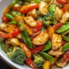 Hühnchen mit buntem Gemüsesauté – Ein schnelles, farbenfrohes und schmackhaftes Wochentagsliebling