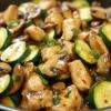 Einfache Zucchini-Pilz-Hühnchen-Pfanne Rezept