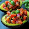 Gefüllte Avocado mit Tomaten