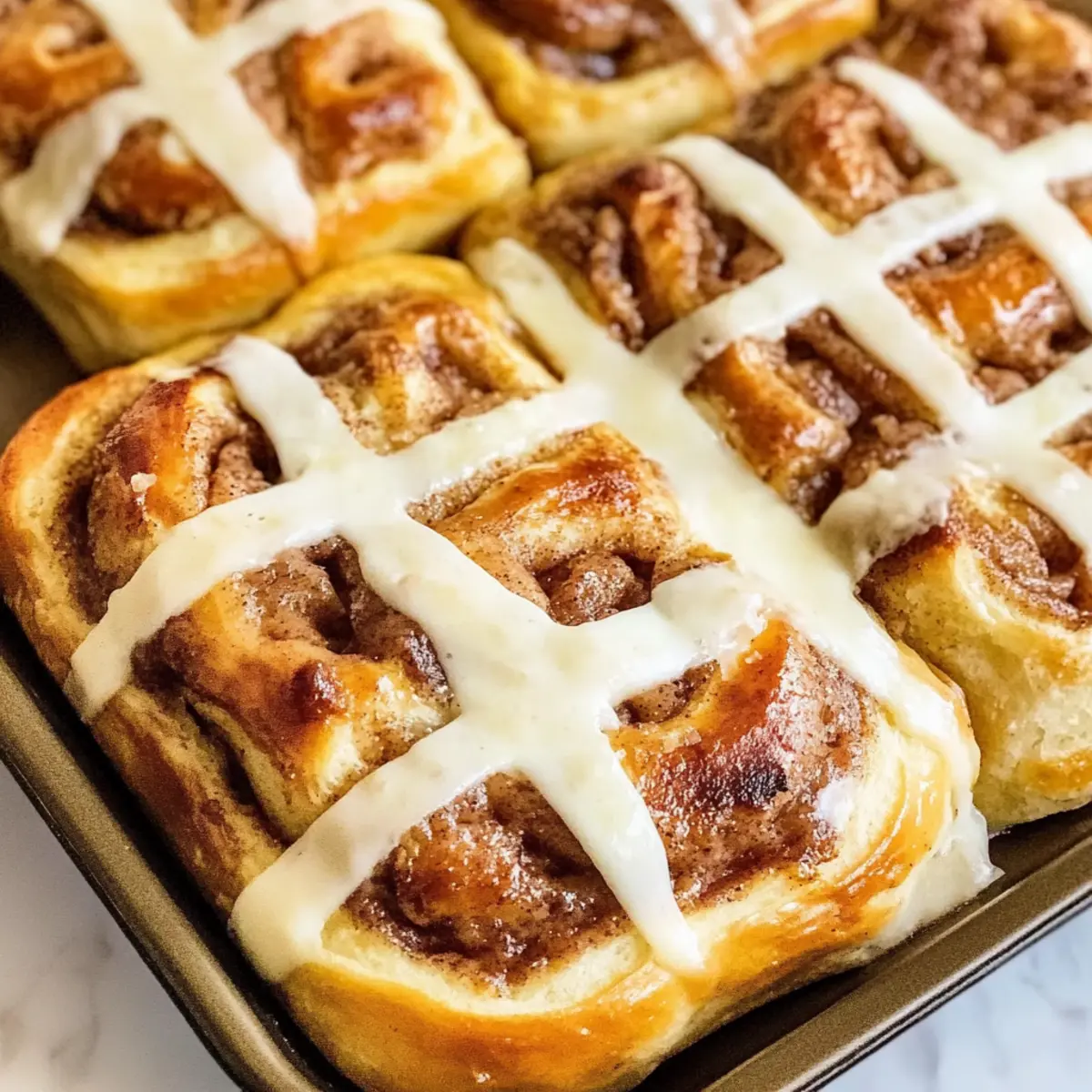 Heiße Kreuz-Zimt-Brötchen