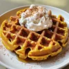 Kürbis Protein Waffeln Rezept Zutaten: 1 Tasse Hafermehl 1/2 Tasse Kürbispüree 2 Eier 1/4 Tasse Proteinpulver 1/2 Tasse Milch 1 Teelöffel Backpulver 1 Teelöffel Zimt Prise Salz Anleitung: 1. Ofen vorheizen auf 190 Grad Celsius. 2. Mischung aus Hafermehl, Proteinpulver, Backpulver, Zimt und Salz in einer Schüssel vermengen. 3. Kürbispüree, Eier und Milch in einer separaten Schüssel vermischen. 4. Trockene Zutaten zu den nassen Zutaten geben und gut verrühren. 5. Waffeleisen mit Öl einsprühen und Teig hineingeben. 6. Waffeln goldbraun backen. 7. Warm servieren.