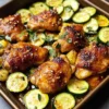 Blechpfannen Hot Honey Knoblauch Hähnchen und Zucchini