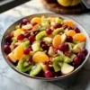 Thanksgiving Obstsalat Rezept Zutaten: - Äpfel - Birnen - Trauben - Mandarinen - Walnüsse - Honig - Zimt - Zitronensaft Anleitung: 1. Obst waschen und in Stücke schneiden. 2. Walnüsse grob hacken. 3. In einer Schüssel Obst, Walnüsse, Honig, Zimt und Zitronensaft vermengen. 4. Gut umrühren und servieren.