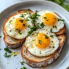 Zerdrückte 7-Minuten-Eier auf Toast