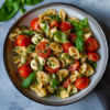 Italienischer Nudelsalat mit Pesto und Kirschtomaten
